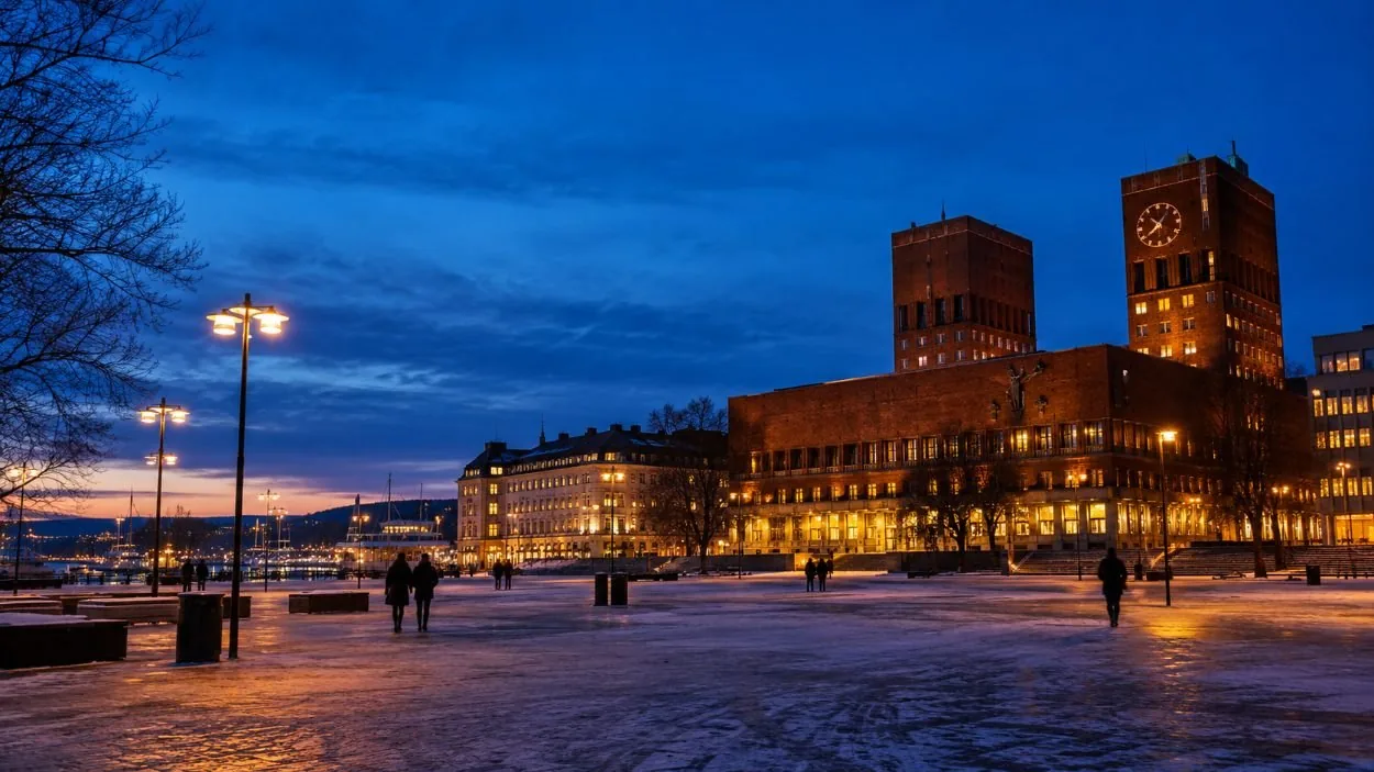 Die Straßen im Zentrum von Oslo bei Nacht, beleuchtet von Straßenlaternen in der Winterhälfte des Jahres