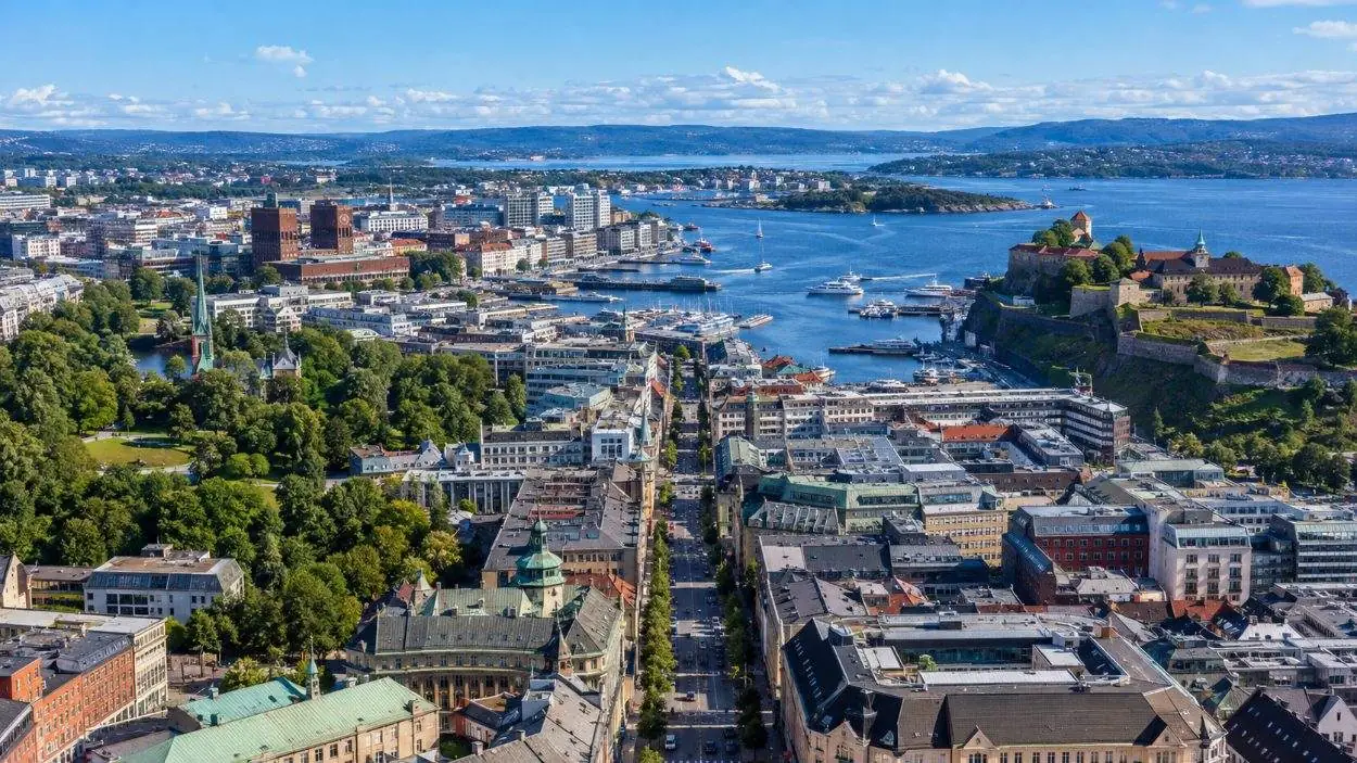 The classic Oslo walking-tour route running from Oslo Central Station up Karl Johans gate to the Royal Palace